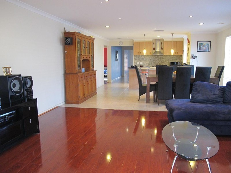 38 Olsen Retreat, Caroline Springs VIC 3023