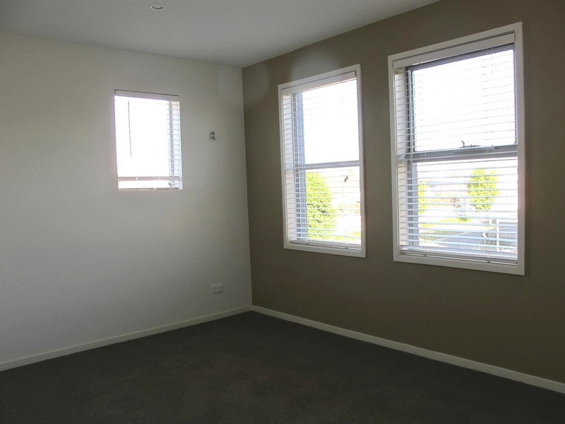 2 Beacon Lane, Caroline Springs VIC 3023