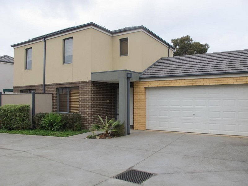 7/8  Sherdley Green, Caroline Springs VIC 3023