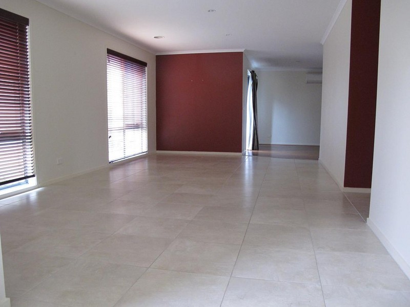 7/8  Sherdley Green, Caroline Springs VIC 3023