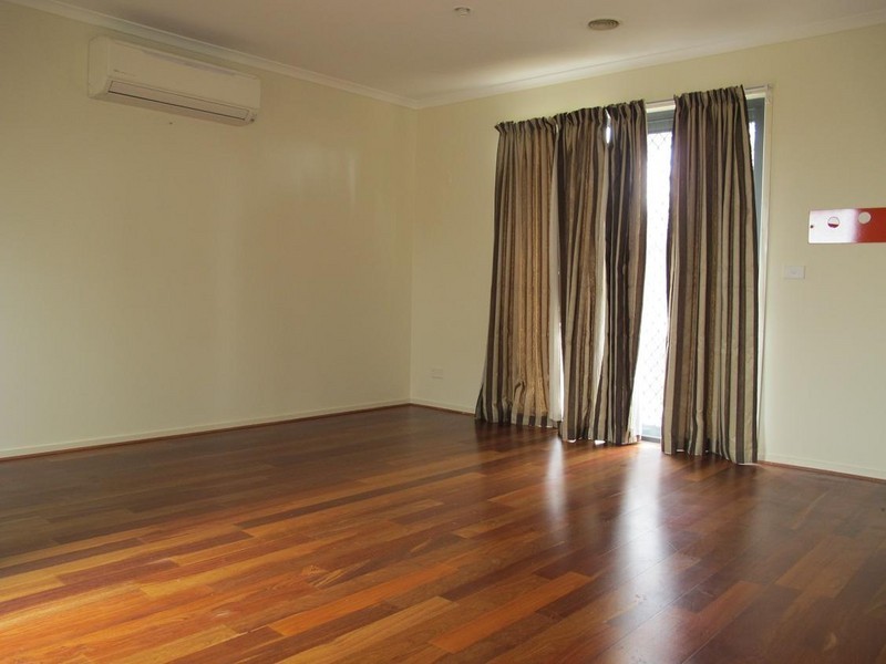 7/8  Sherdley Green, Caroline Springs VIC 3023