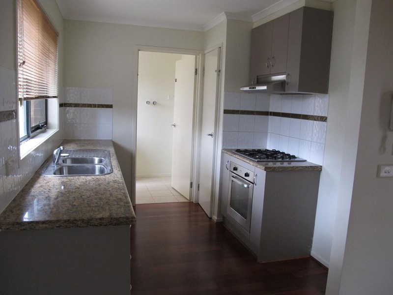 7/8  Sherdley Green, Caroline Springs VIC 3023