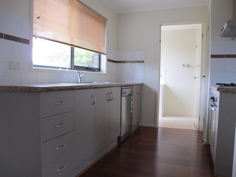 7/8  Sherdley Green, Caroline Springs VIC 3023