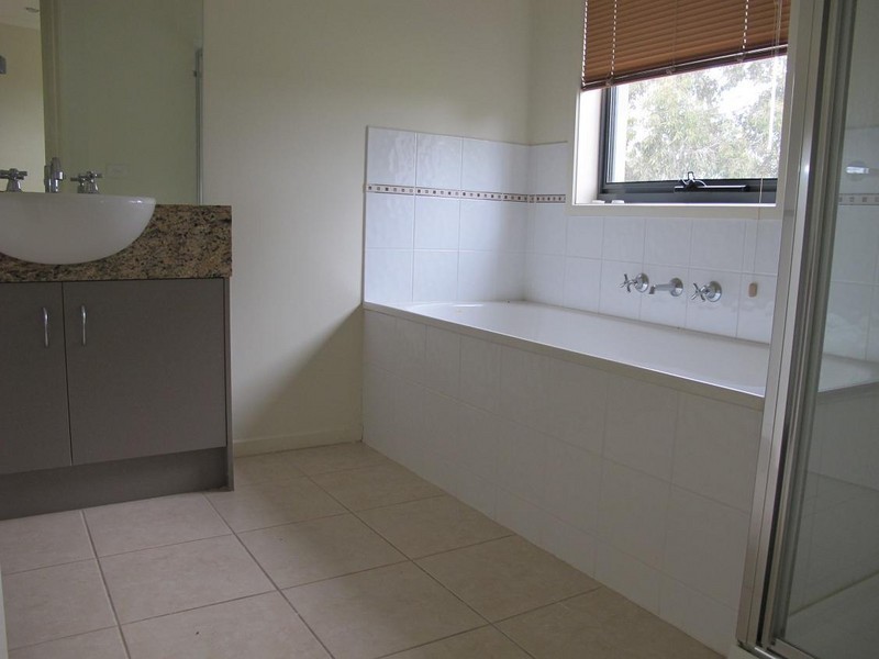 7/8  Sherdley Green, Caroline Springs VIC 3023