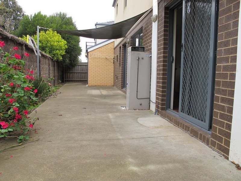 7/8  Sherdley Green, Caroline Springs VIC 3023