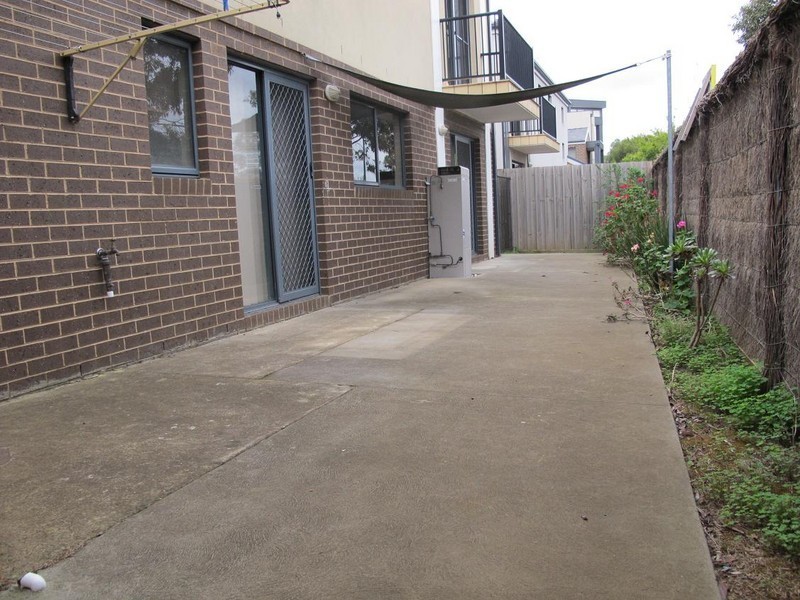 7/8  Sherdley Green, Caroline Springs VIC 3023