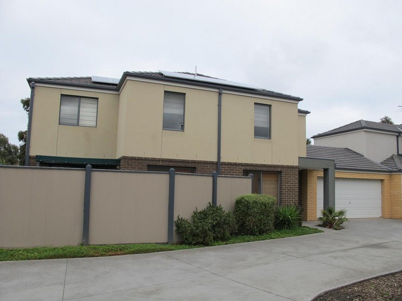 7/8  Sherdley Green, Caroline Springs VIC 3023