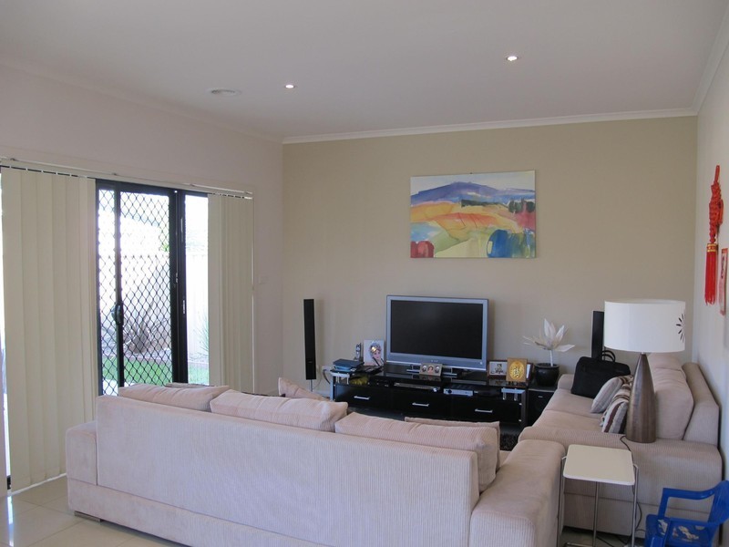 8 Alma Lane, Caroline Springs VIC 3023