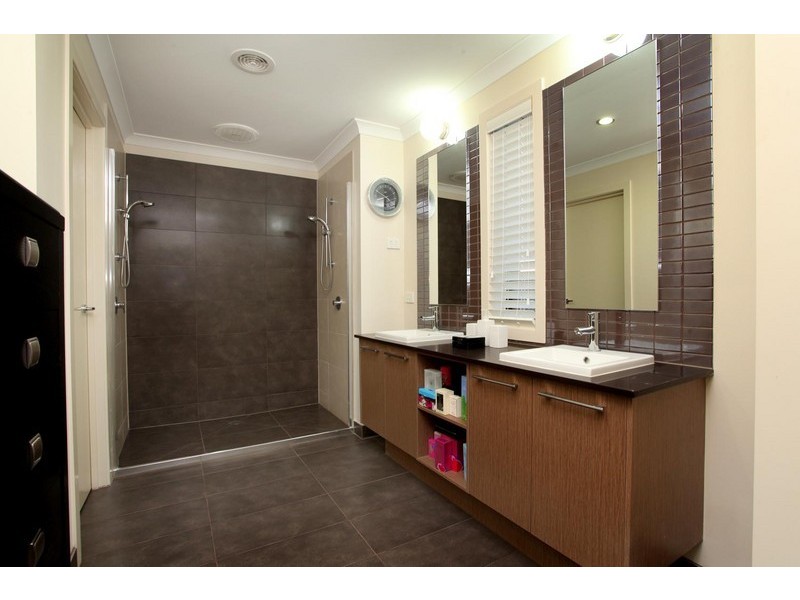 5 Caesia Way, Caroline Springs VIC 3023