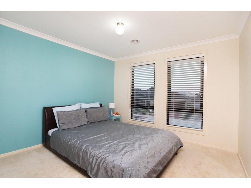 5 Caesia Way, Caroline Springs VIC 3023