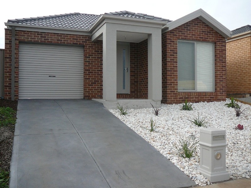 34 Hascombe Drive, Caroline Springs VIC 3023