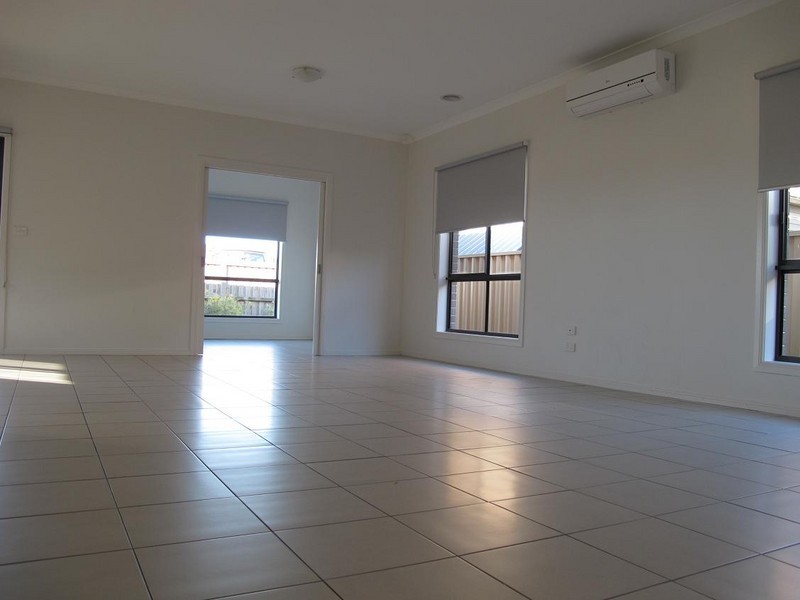 15 Blackshaws Place, Caroline Springs VIC 3023