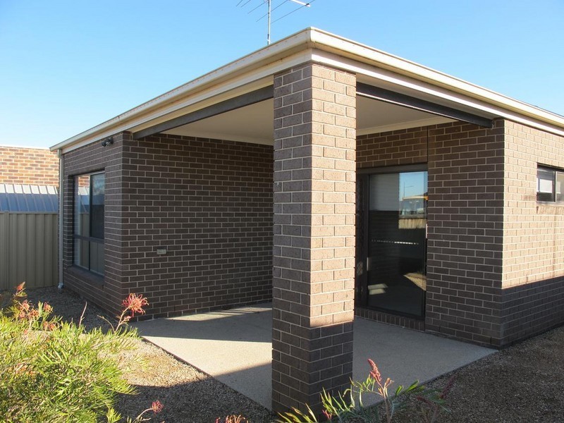 15 Blackshaws Place, Caroline Springs VIC 3023