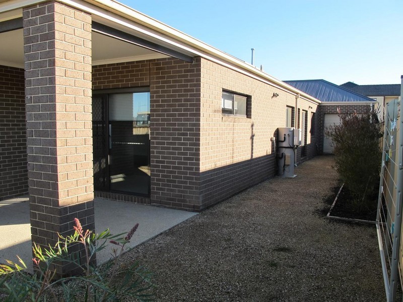 15 Blackshaws Place, Caroline Springs VIC 3023