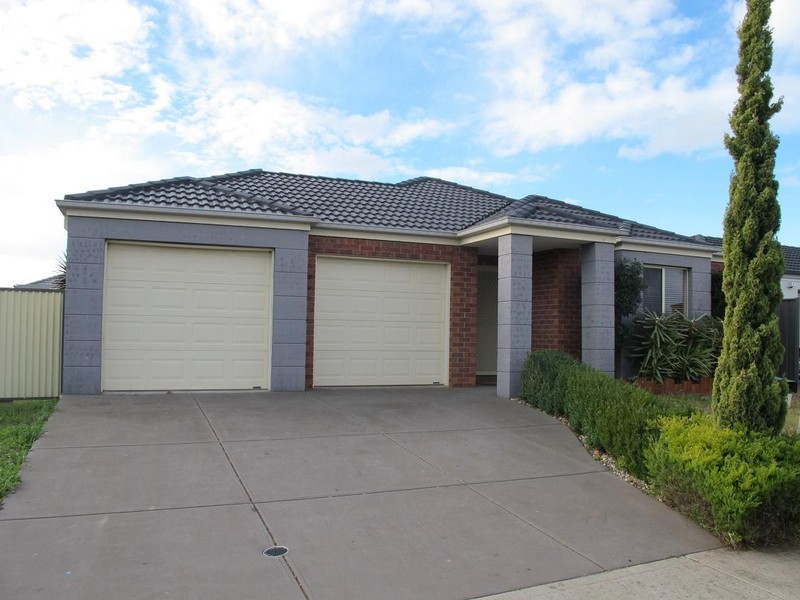 42 Heysen Parkway, Caroline Springs VIC 3023