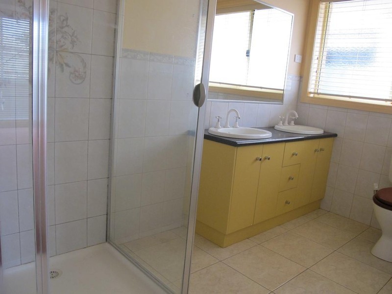 37 William Circuit, Caroline Springs VIC 3023