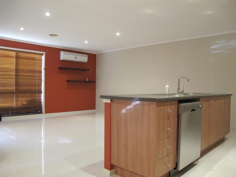 42 Heysen Parkway, Caroline Springs VIC 3023