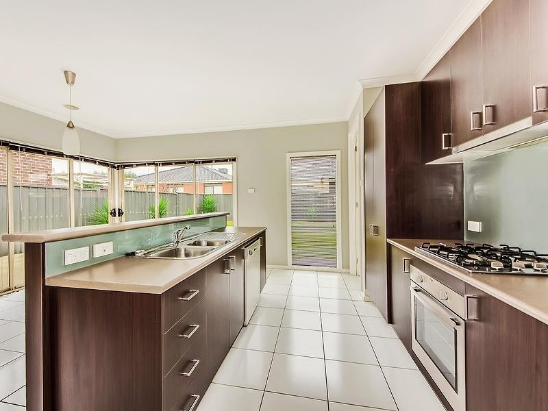 39 Pro Hart Way, Caroline Springs VIC 3023