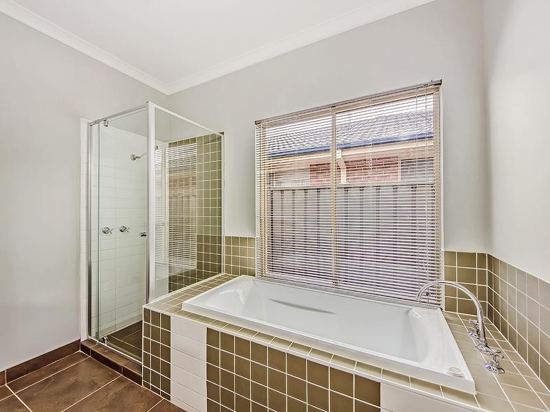 39 Pro Hart Way, Caroline Springs VIC 3023