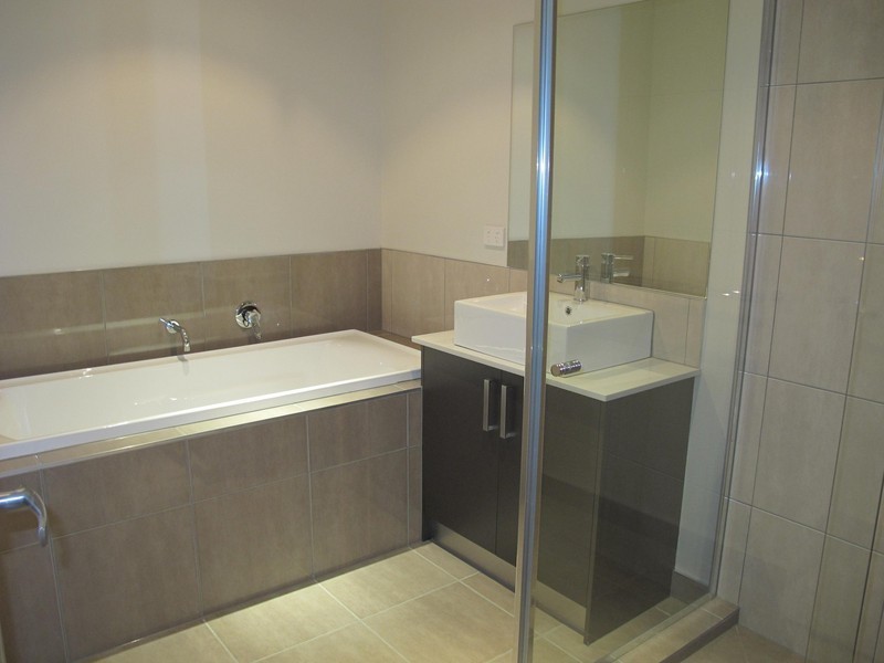 62 Commercial Road, Caroline Springs VIC 3023