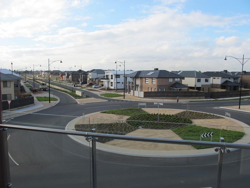 62 Commercial Road, Caroline Springs VIC 3023