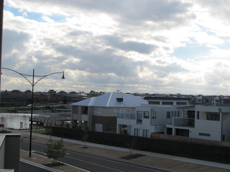 62 Commercial Road, Caroline Springs VIC 3023