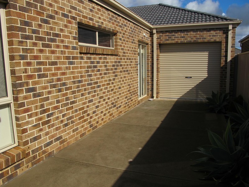 28 Forrest Glade Way, Caroline Springs VIC 3023