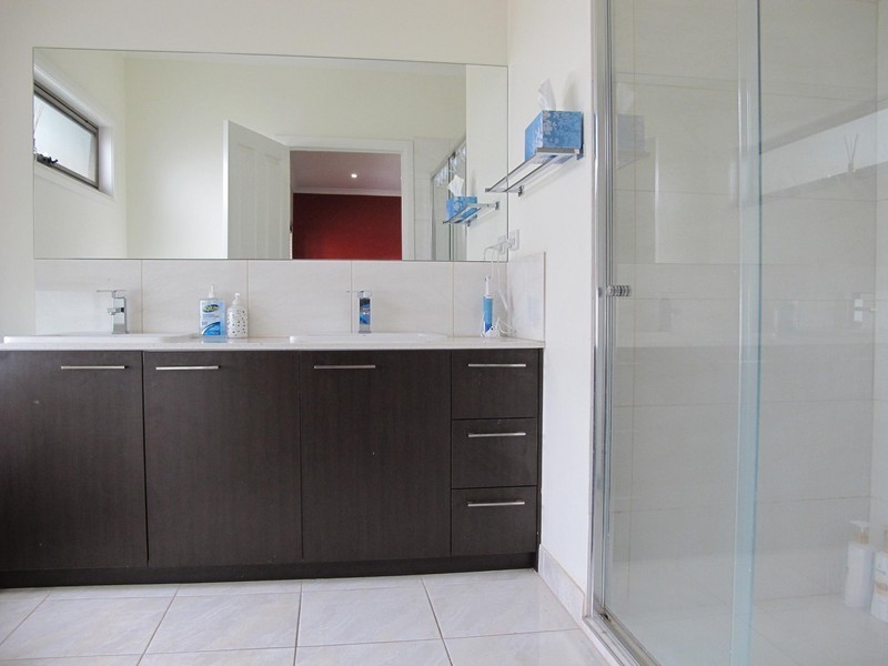 12  Brunton Avenue, Caroline Springs VIC 3023