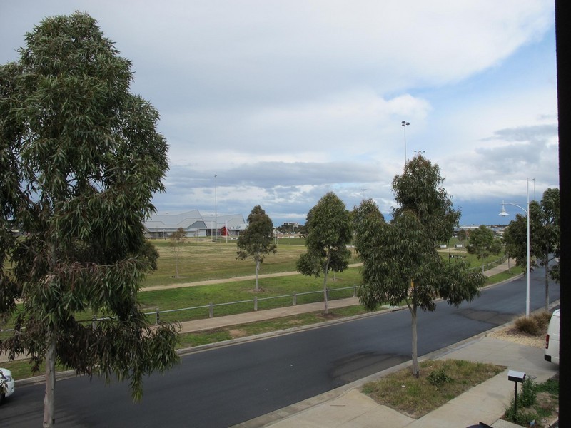 12  Brunton Avenue, Caroline Springs VIC 3023