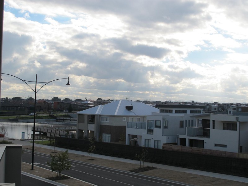 62 Commercial Road, Caroline Springs VIC 3023