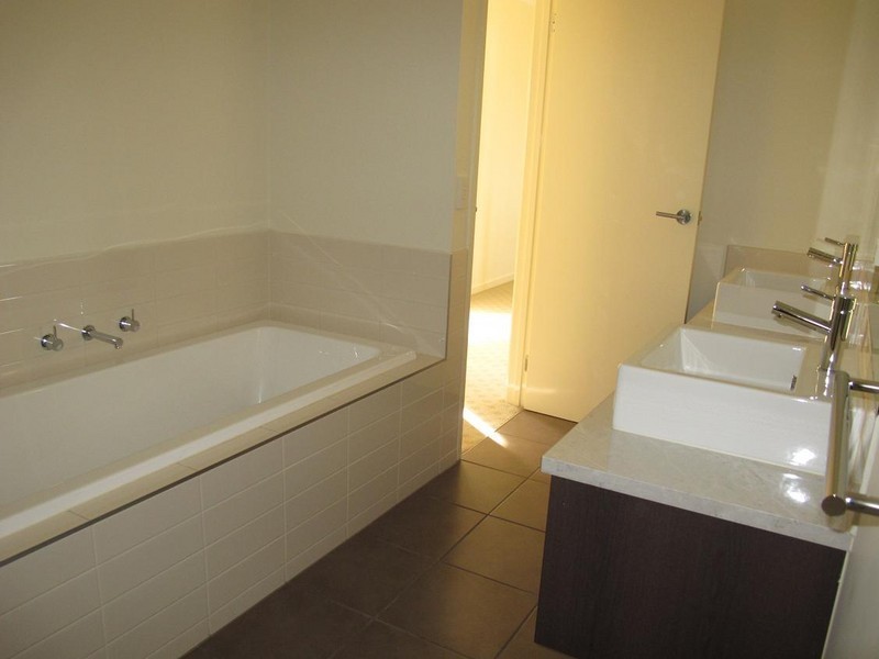 50 The Broadway, Caroline Springs VIC 3023