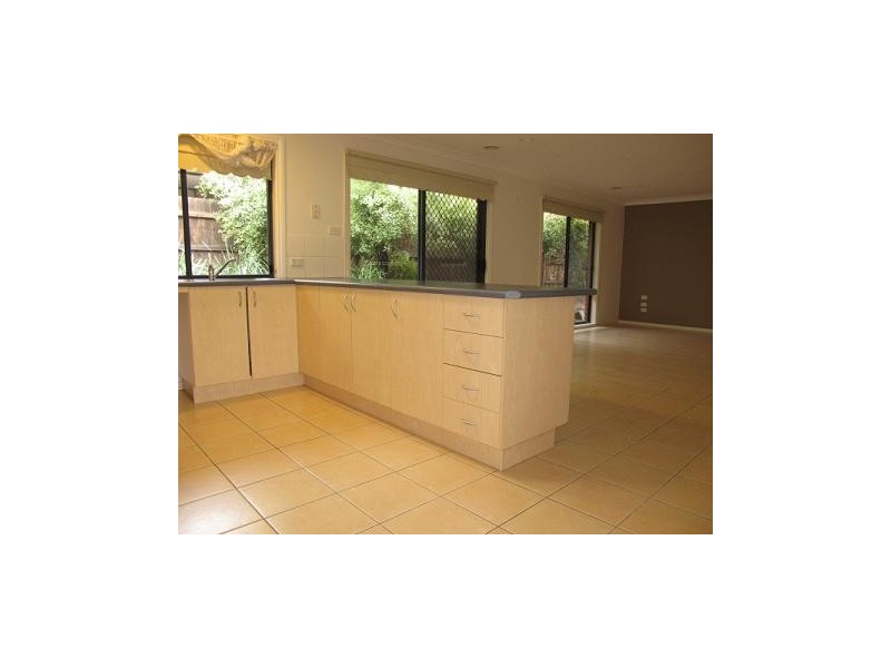 33 Kanmore Crescent, Hillside VIC 3037