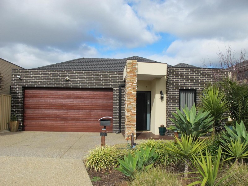 37 Aberfeldie Way, Caroline Springs VIC 3023