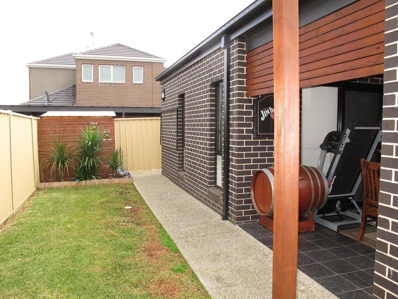 37 Aberfeldie Way, Caroline Springs VIC 3023