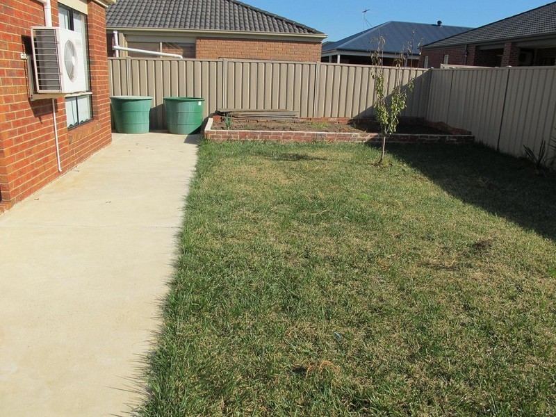 28  Gisborne Way, Caroline Springs VIC 3023