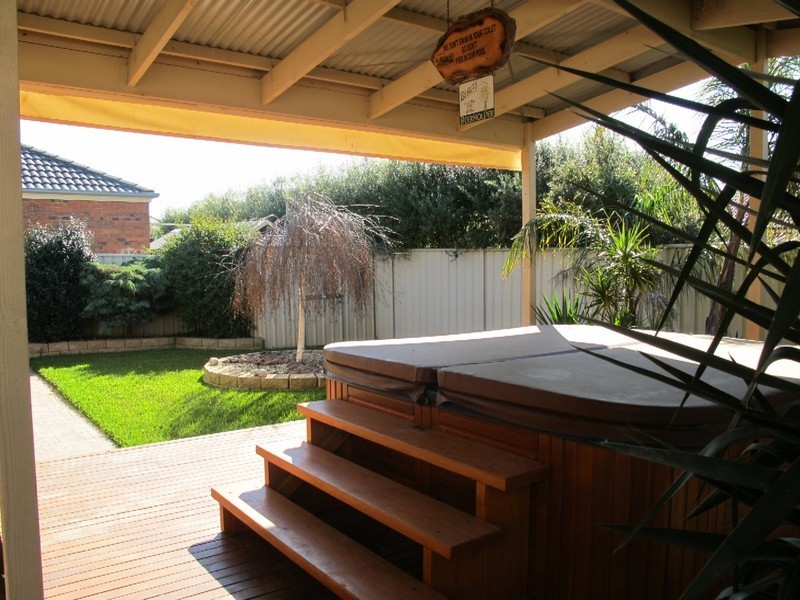 47 St Georges Ave, Caroline Springs VIC 3023