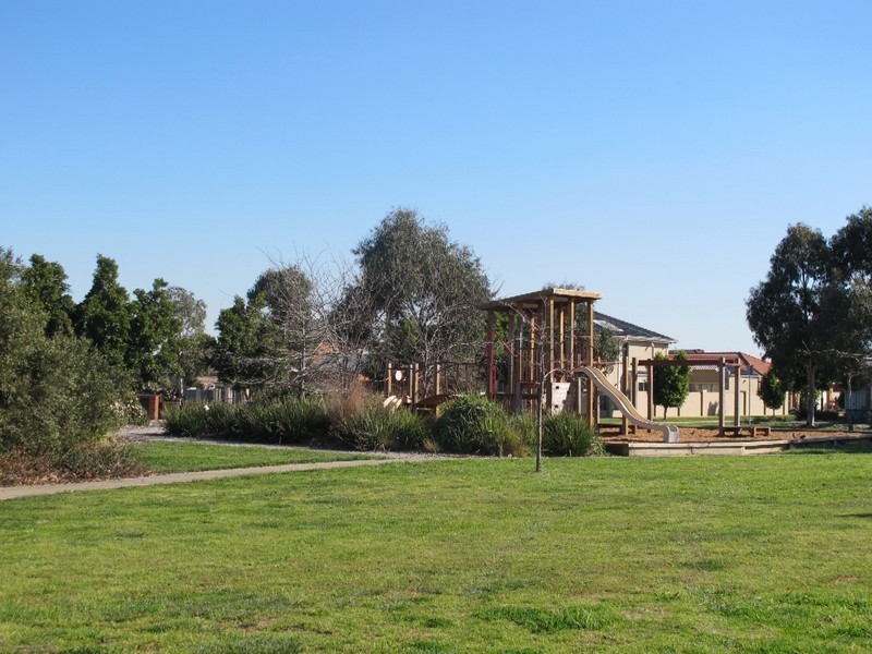 47 St Georges Ave, Caroline Springs VIC 3023