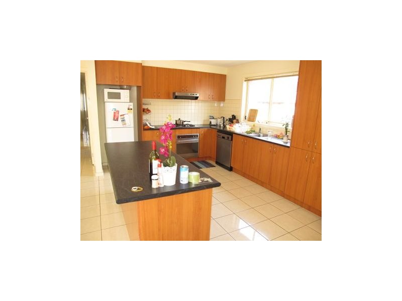 2/4 Jade Way, Hillside VIC 3037