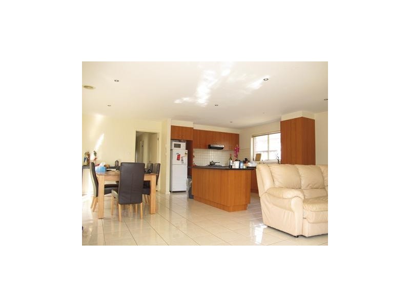 2/4 Jade Way, Hillside VIC 3037