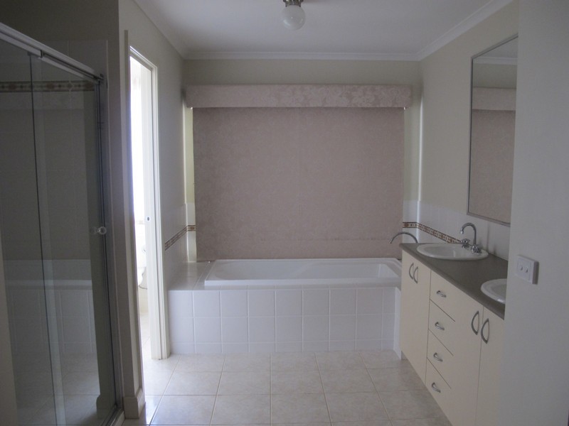 47 St Georges Ave, Caroline Springs VIC 3023