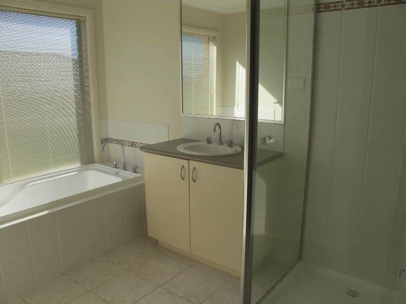 47 St Georges Ave, Caroline Springs VIC 3023