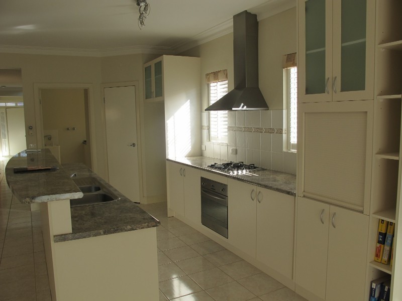 47 St Georges Ave, Caroline Springs VIC 3023