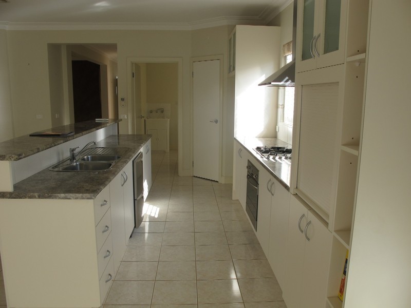 47 St Georges Ave, Caroline Springs VIC 3023