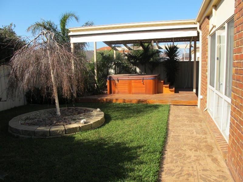 47 St Georges Ave, Caroline Springs VIC 3023