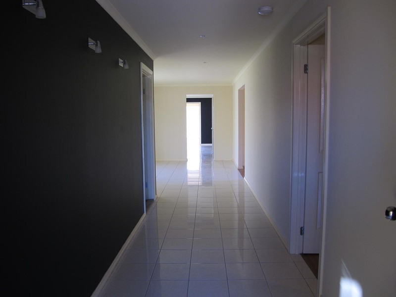 10 Alpine Gardens, Caroline Springs VIC 3023