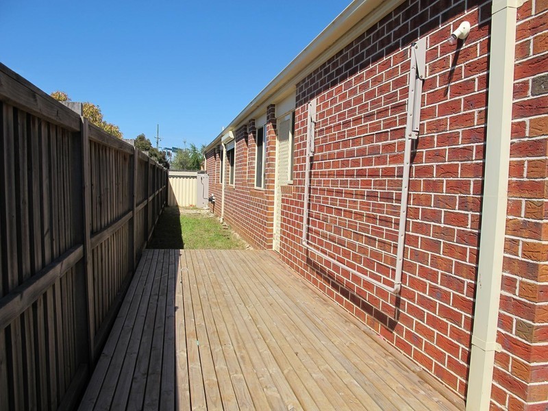 10 Alpine Gardens, Caroline Springs VIC 3023