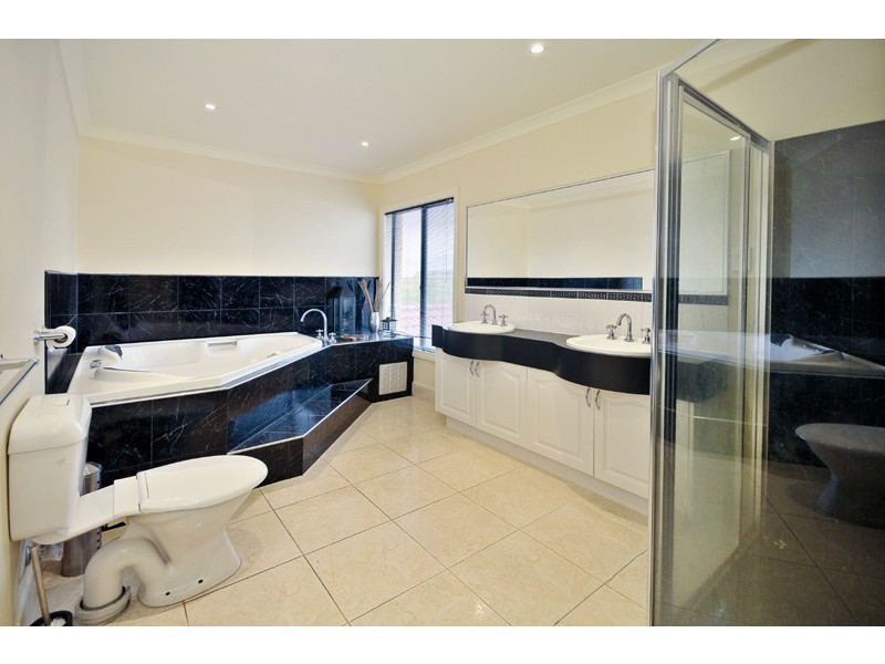 29 Bramshaw Crescent, Hillside VIC 3037