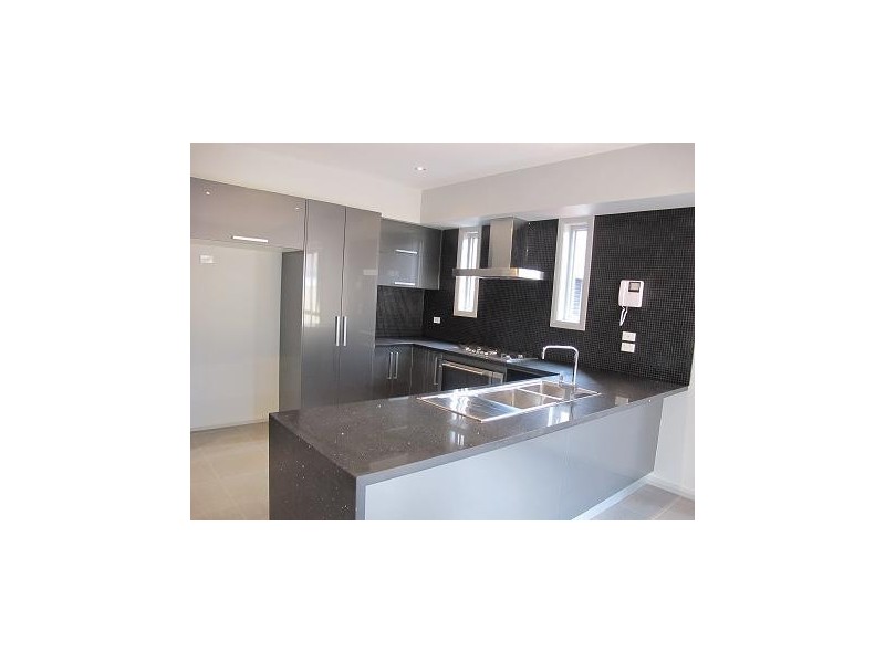 6 Irwin Gardens, Caroline Springs VIC 3023