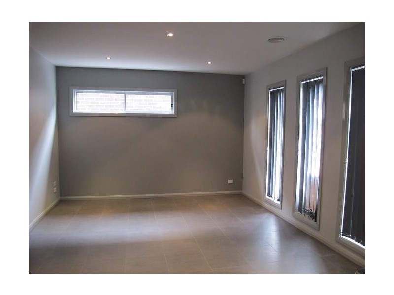 6 Irwin Gardens, Caroline Springs VIC 3023