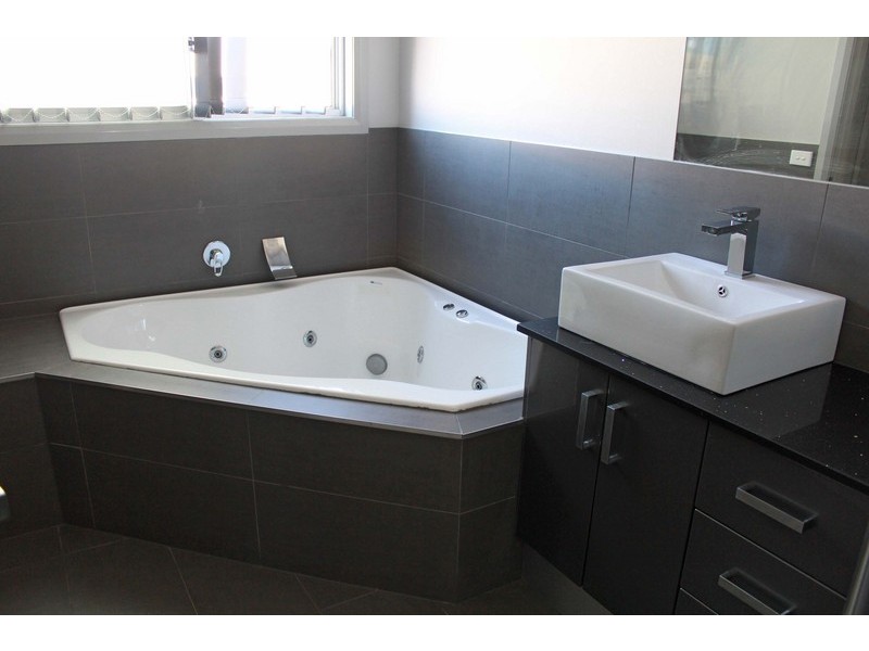 6  Irwin Gardens, Caroline Springs VIC 3023